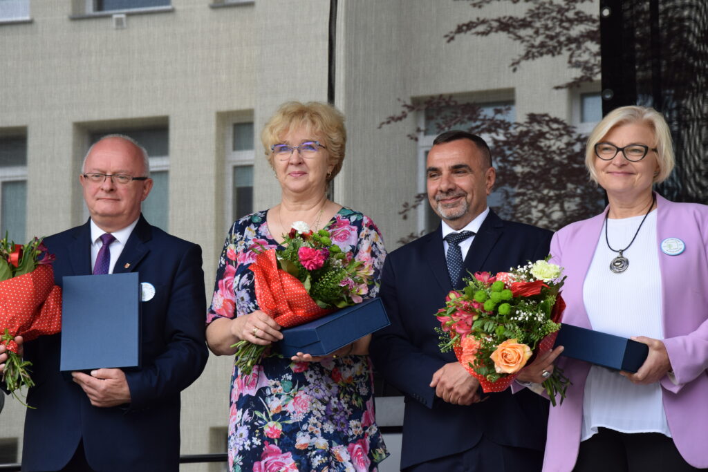 zdjęcie wyróżnionych przyjaciół domu. od lewej starosta powiatu gdańskiego, lekarz dr Dorota oraz dyrektor pcpr. 